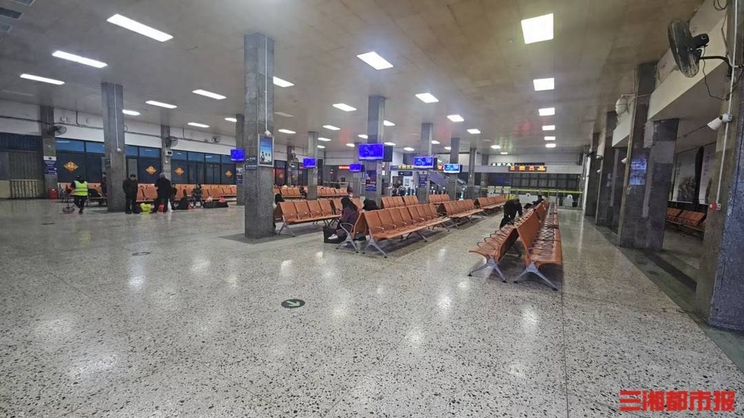 衡阳站两个候车室只开一个引争议，回应：已要求全天开放