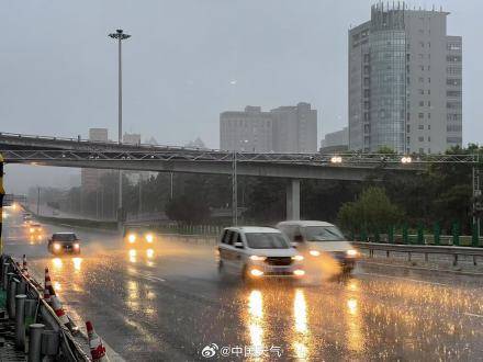 北京七区已现暴雨或大暴雨 早高峰城区及北部地区仍有明显降雨 注意出行安全！