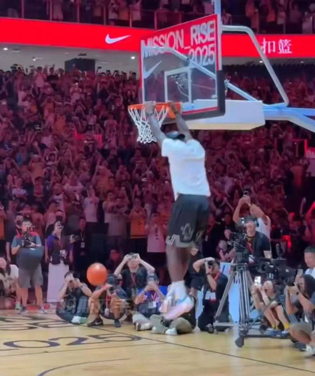 1米82的李梦与詹姆斯拥抱，两人合做经典动作！网友：这波追星太成功