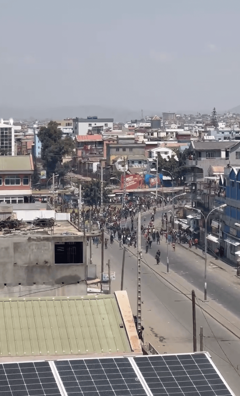 马达加斯加首都发生骚乱华人商店被烧抢，当地华人：花钱请警察和部队，打退暴徒的进攻
