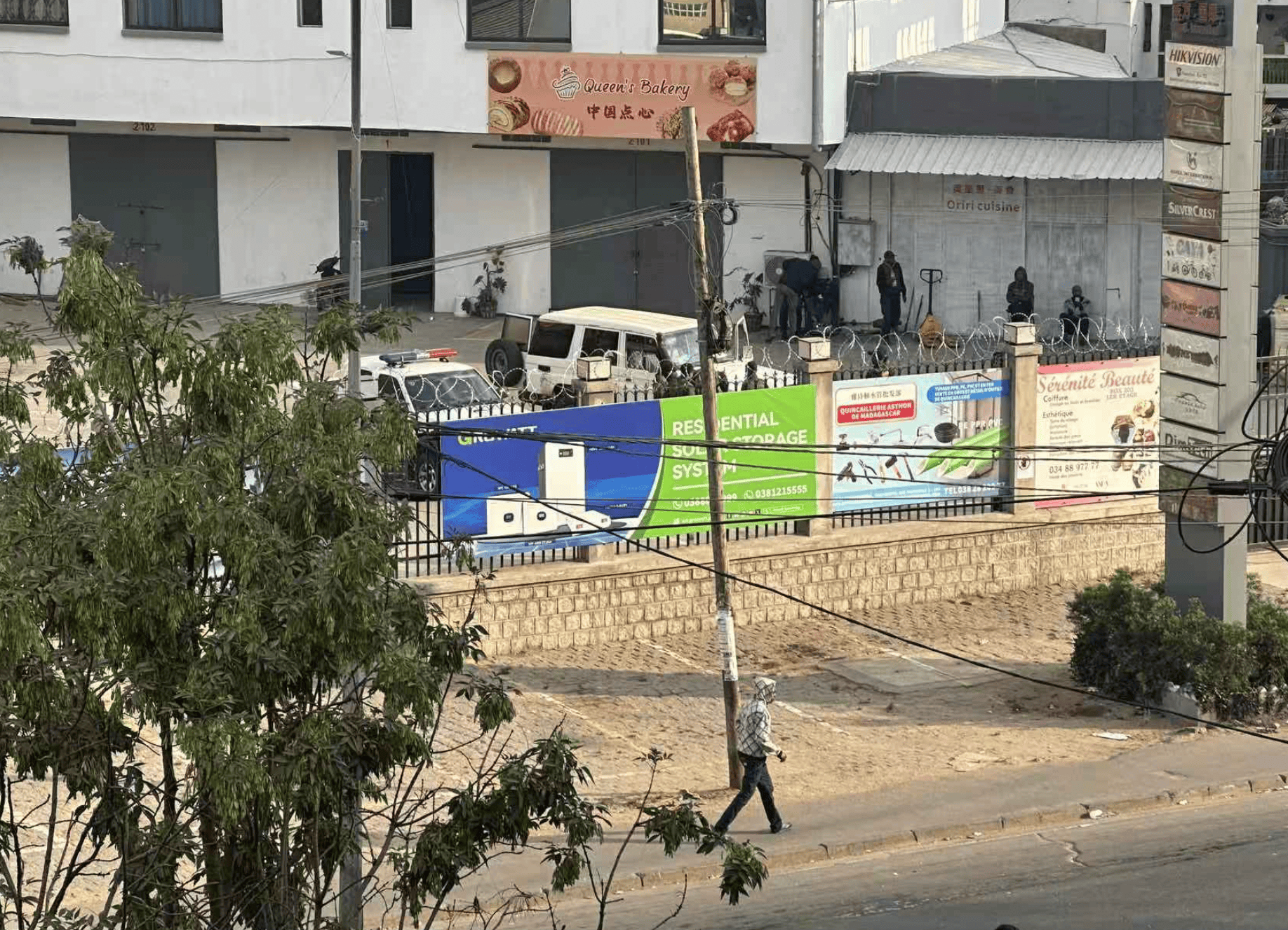 马达加斯加首都发生骚乱华人商店被烧抢，当地华人：花钱请警察和部队，打退暴徒的进攻