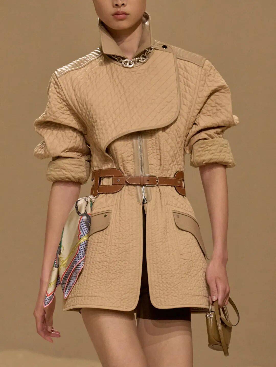 Hermès的女骑士，在沙滩上自由驰骋