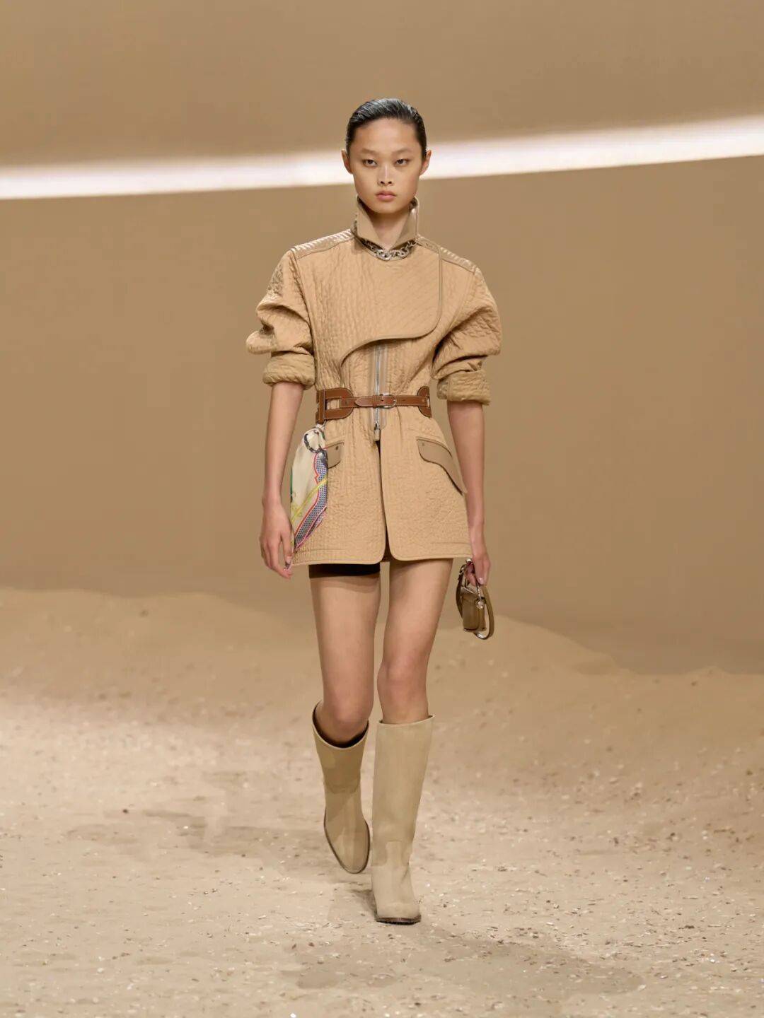 Hermès的女骑士，在沙滩上自由驰骋