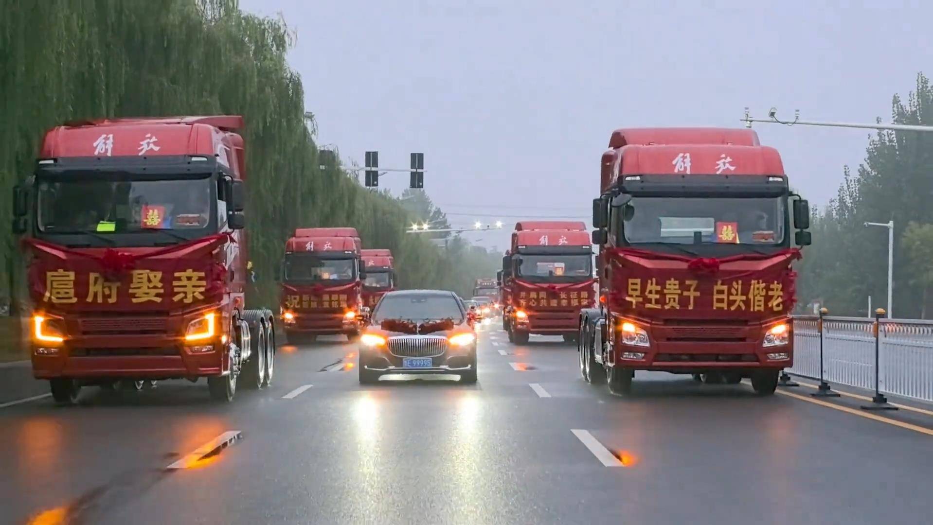 山东一接亲车队6辆解放重卡“排面满满”，新郎父亲：儿子很喜欢大卡车，专门挑选了红色解放