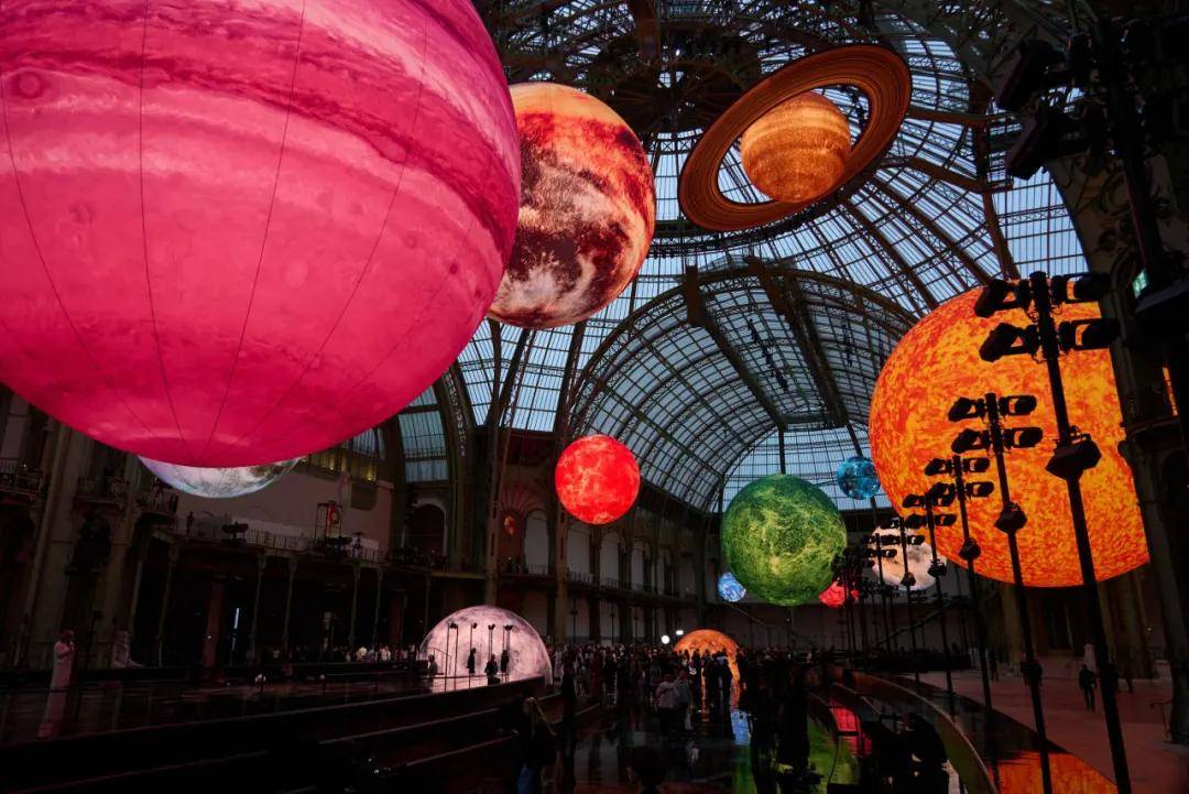 周迅、窦靖童、刘雯、井柏然同框围观香奈儿的新秘密