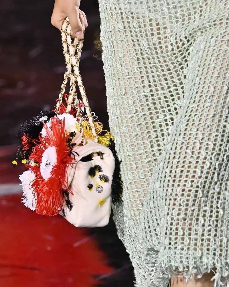 周迅、窦靖童、刘雯、井柏然同框围观香奈儿的新秘密