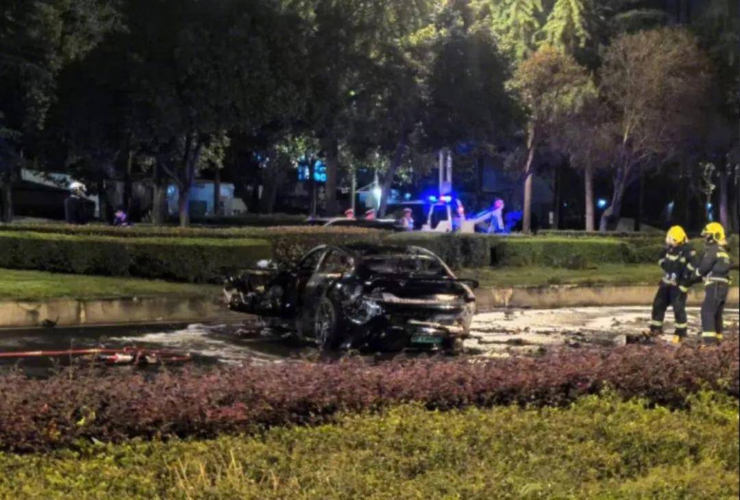 一夜蒸发1000亿，起火的小米SU7暴击雷军