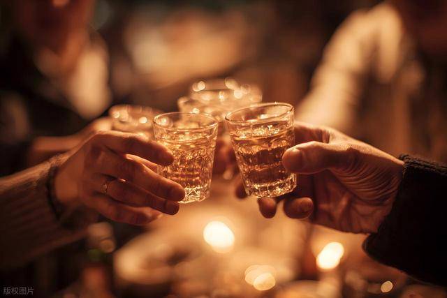 四人吃饭饮酒后一人死亡！法院一审判先行离开两人无责，另一人赔偿死者家属52万余元