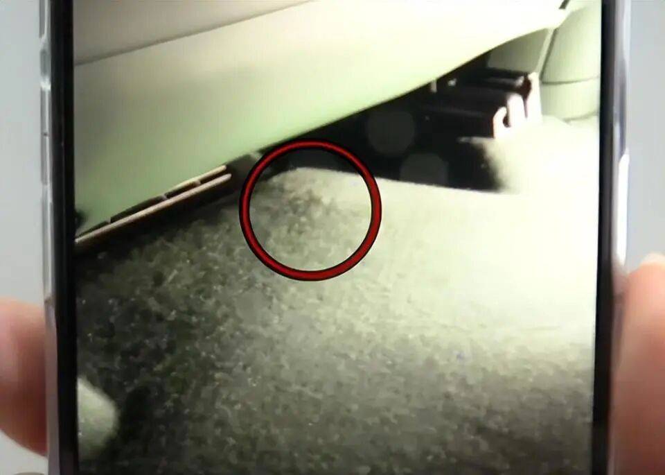 小米新车主驾下方掏出“神秘”多余零件！工作人员一片沉默，细思极恐