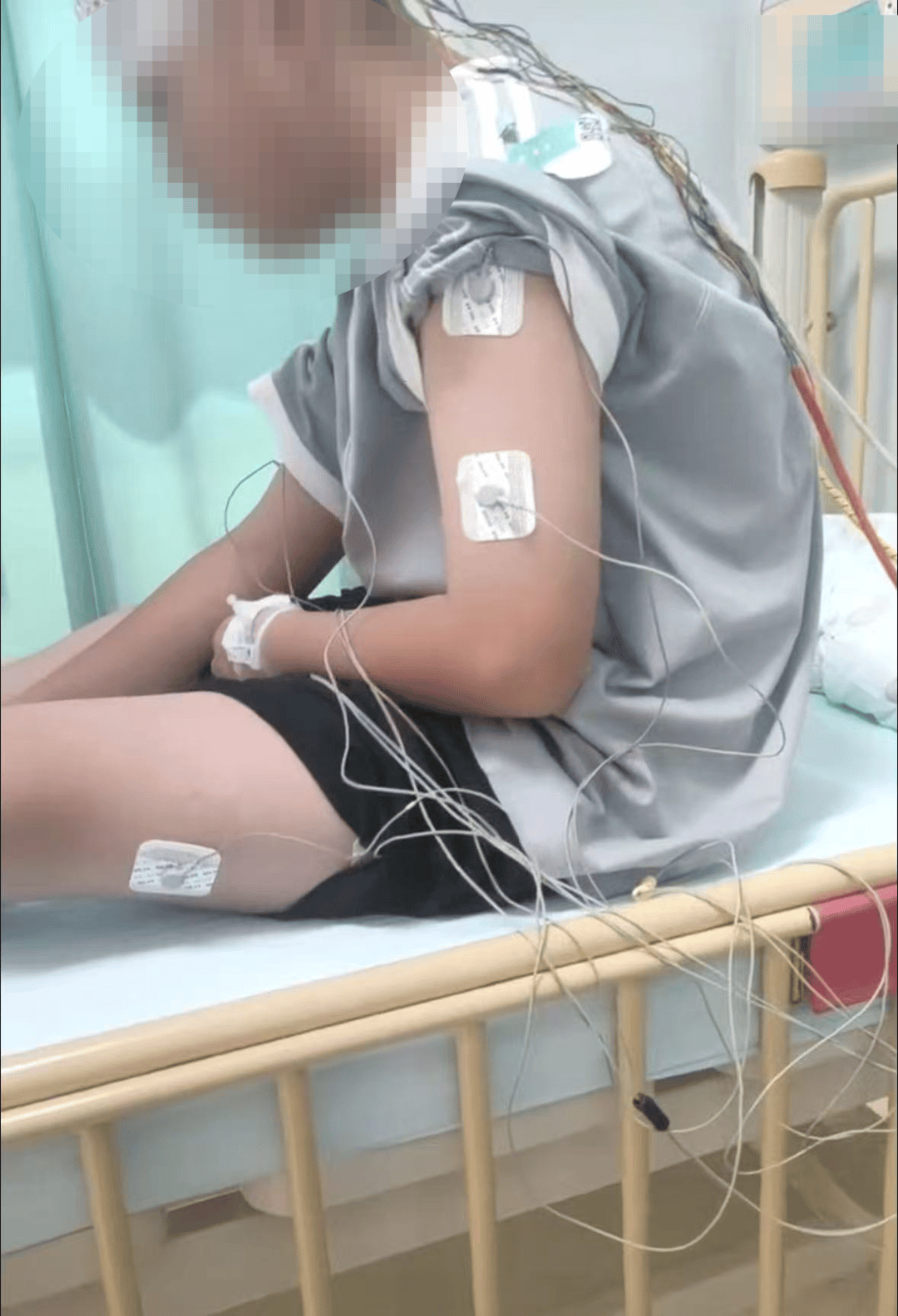 此地多名小学生出现头晕、呕吐等症状，病情反复一月有余，病因未明