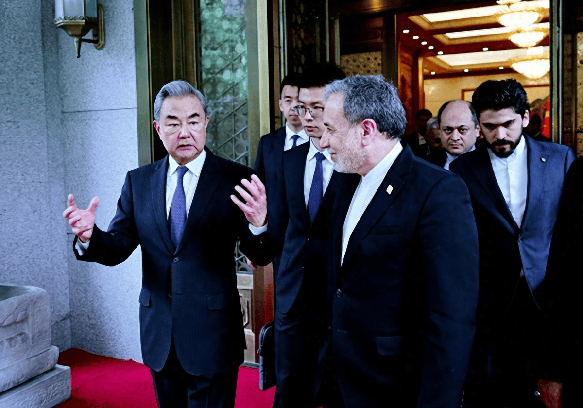 伊朗外长连夜抵达北京，开口就向中方寻求帮助，王毅外长斩钉截铁