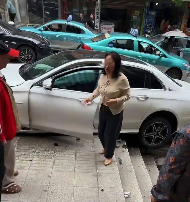 重庆57岁女医生开奔驰，致2死6伤，警方通报称系操作不当！知情人：系主任医师，有多个专业头衔